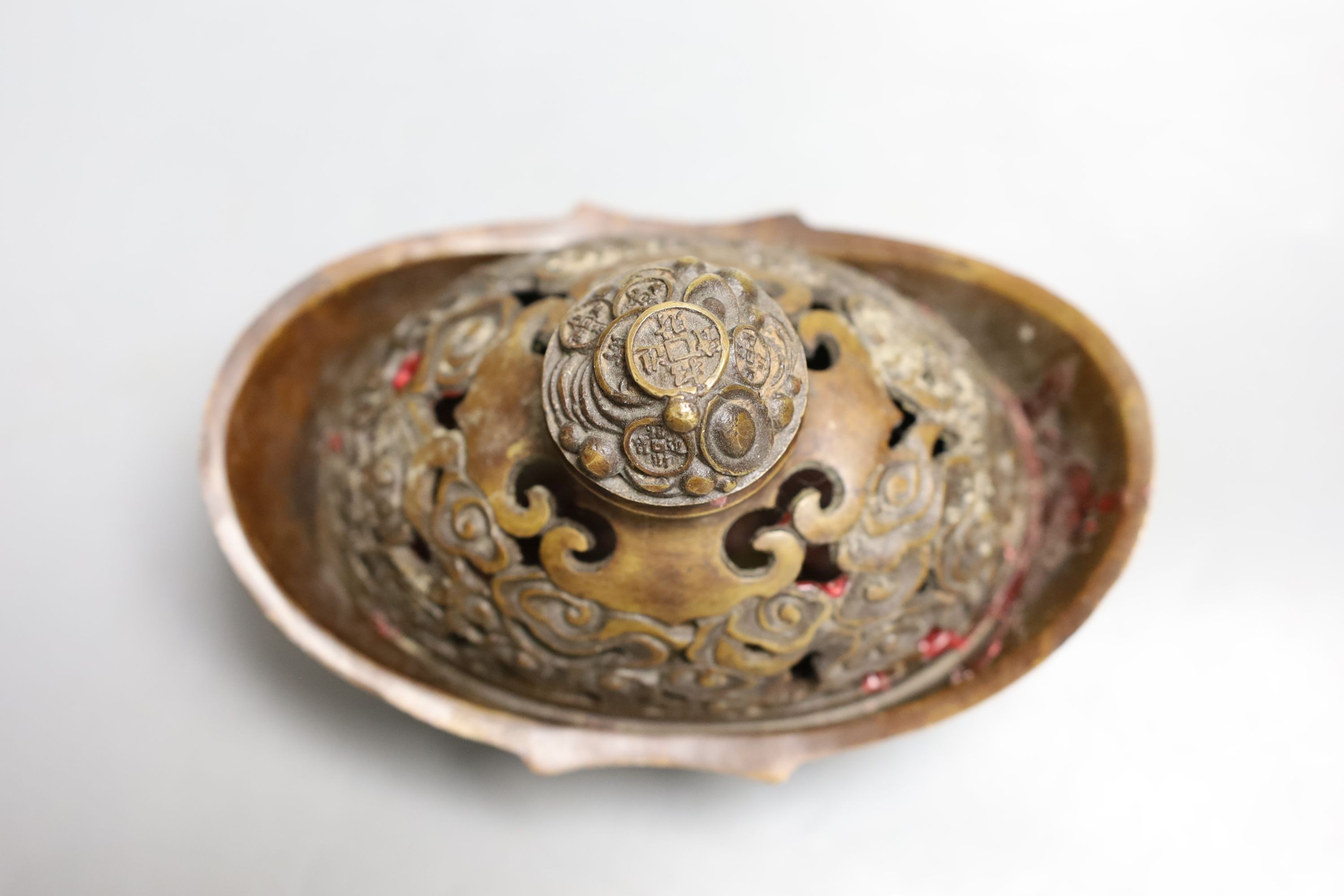 A Chinese archaistic oval bronze censer and cover, 16 cm wide